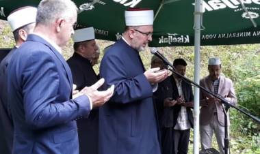 Polaganje kamena temeljca za džamiju na Ajvatovici i podizanje zastava zemalja učesnica