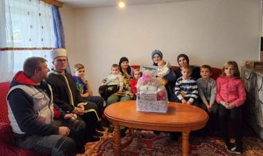 Podrška natalitetu: Reisul-ulema darovao sedmo dijete porodice Lelić i šesto dijete porodice Mulalić
